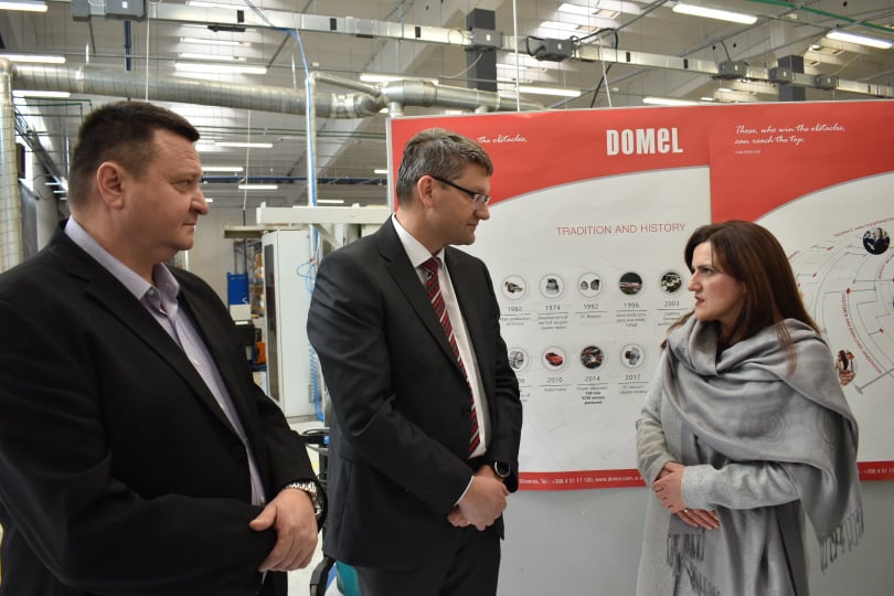 Представници општине Оџаци у званичној посети новоотвореној компанији “Домел моторс”