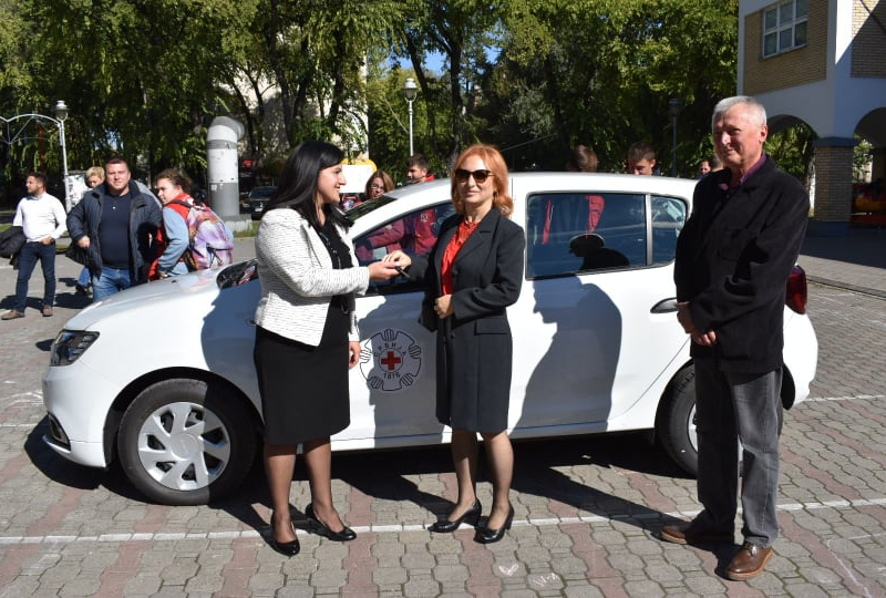 Уручени кључеви аутомобила Црвеном крсту Оџаци и подељене униформе за службе у општини Оџаци