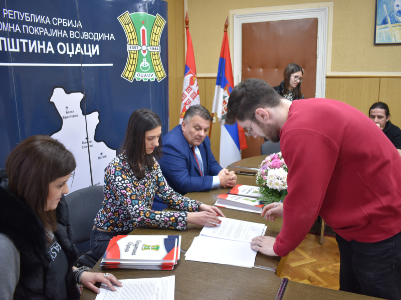 U opštini Odžaci potpisani ugovori o stipendiranju studenata