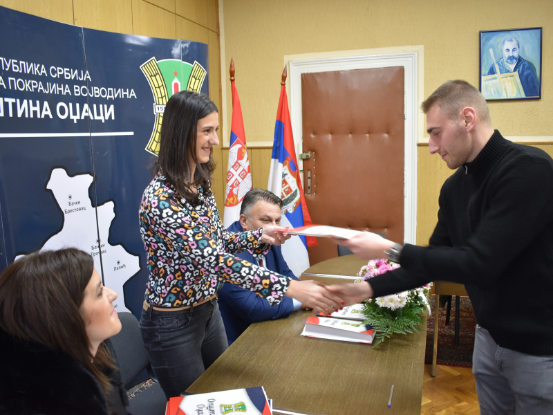 U opštini Odžaci potpisani ugovori o stipendiranju studenata