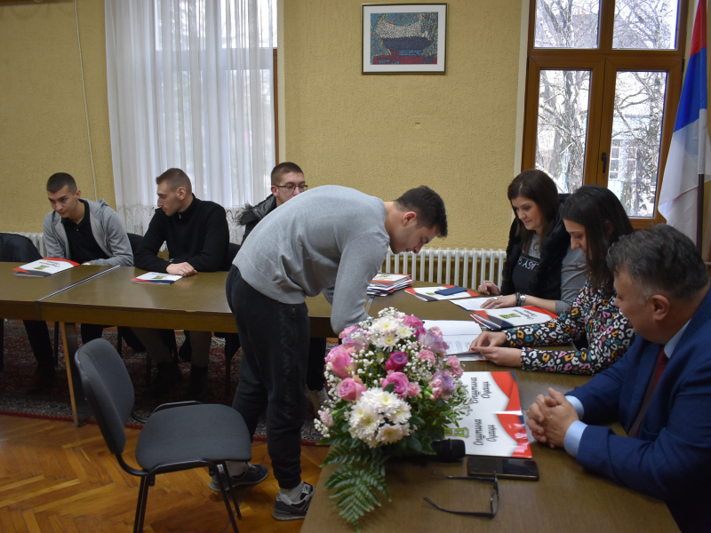 U opštini Odžaci potpisani ugovori o stipendiranju studenata