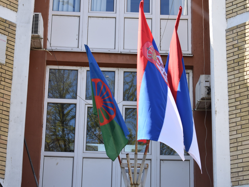 Подизањем ромске заставе општина Оџаци обележила Светски дан Рома